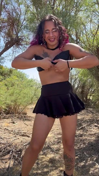 Trans la spogliarellista deserta si spoglia nuda all'aperto