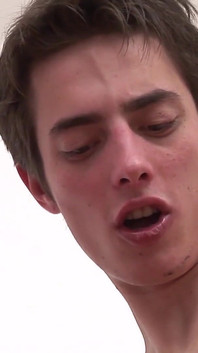 Exklusives video ohne gummi: Geile brünette hat sex zu dritt und wird in den arsch gefickt