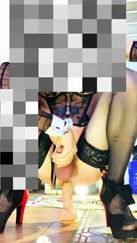 Külotlu transeksüel anal dildoyla biniyor