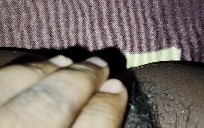Xpriyasunlight: Une Indienne excitée se donne du plaisir toute seule - gémissements...