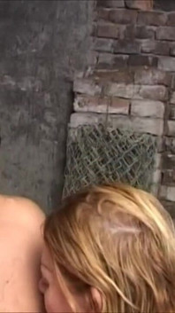 Dojrzała blondynka ssie kutasa, a zboczeńcy lubią oglądać 2 żony w wannie - 2 sceny w 1
