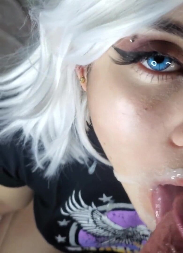 DherlyDoll: 彼のチンポをしゃぶって、全部の精液が出るまで舐めるのが大好き!