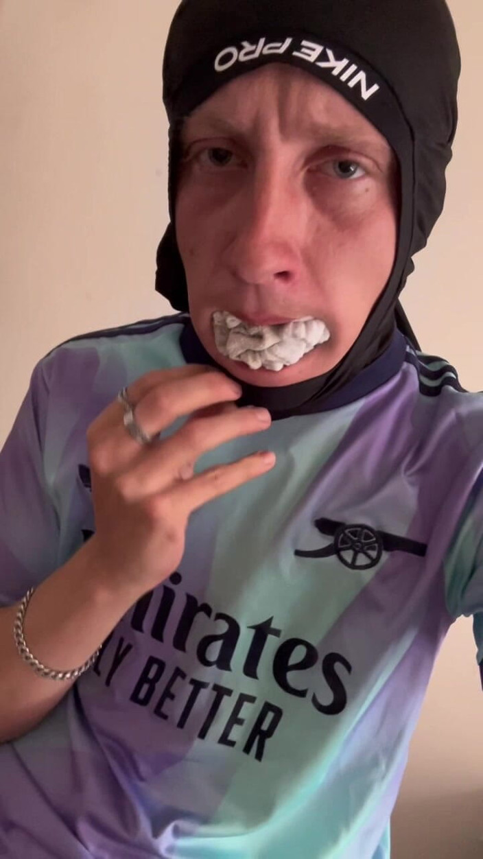 Axton Drake: Napalony fan Arsenal szarpie się, pokazuje stopy i zjada swoje...