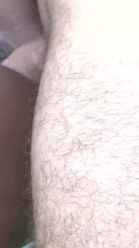 큰 백인 자지와 정액의 끈적끈적한 부하로 따먹히는 털이 무성한 보지