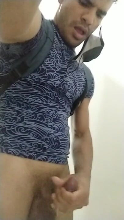 trebol_Jess: Jeune latino gay dans la salle de bain