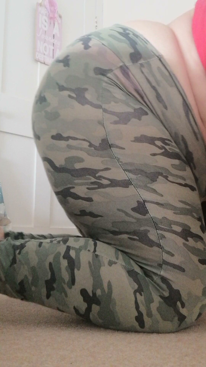 Kitty Queen: Wielkie naturalne MILF Kitty Queen ciasne legginsy Zerżnięte Pokazujące różowe...