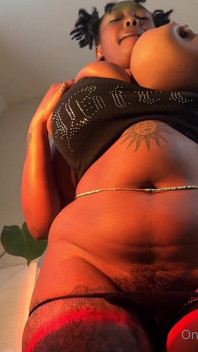Une douce black aux seins énormes taquine