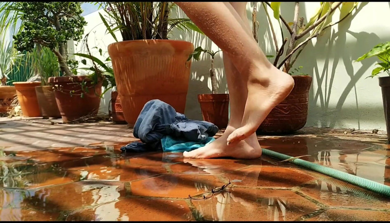 Clios Hot World: I pee my bluejeans cus waterhose sound stimulates my bladder