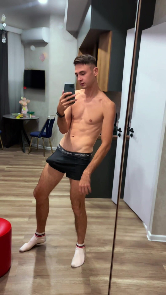 Nick Lewis: Aku super sange, ayo ngocok kontol bareng-bareng