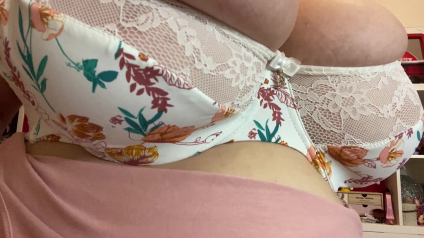 Bras Bouncing (Roxanne Miller)