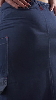 穿着jean裙子的熟女秘书挑逗可见的内裤线