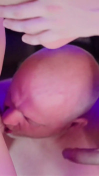Twee T-girls Verrassen De Dj in Zijn Tent - Pijpen, Dildo's & Anaal