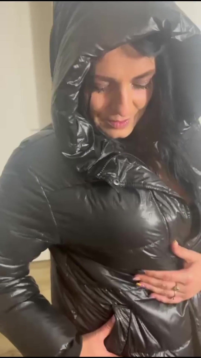 MilfyCalla: Milf em lingerie sexy e casaco longo - espelho em primeiro...