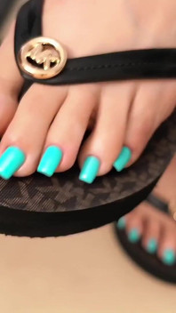 Tongs et ongles bleus