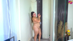 beauty_and_the_other_one: हॉट चोदने लायक मम्मी शॉवर में हस्तमैथुन कर रही है