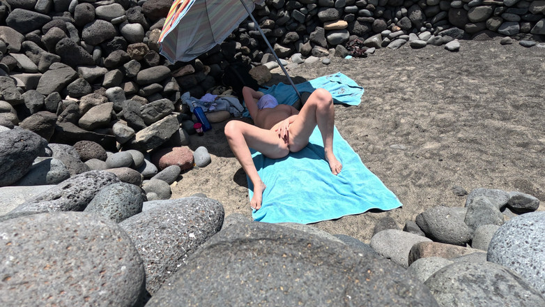 Emma Voyeur: 해변에서 벌거벗은 소녀를 보고 딸딸이를 시작했습니다.