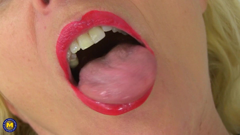 Mature Solo NL: У грудастой зрелой блондинки идеальная игрушка для ее мокрой киски