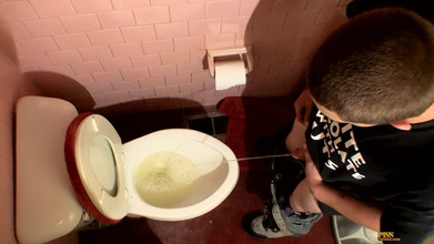 Piss Twinks: Une chambre de pisse des bites