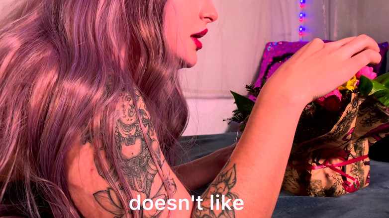 Edita Fantasy: Schattige teef zuigt hartstochtelijk aan enorme rubberen dildo en berijdt...