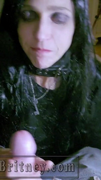 Big n sexy britney - gothic - cewek gothic nyepong kontol di muka 5 menit