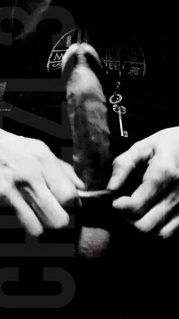 B&w gioca con il cazzo con sborrata