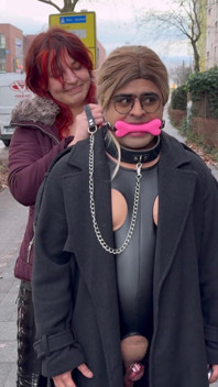 Esibizionista domme e umiliata sottomessa: la regina Elena lampeggia, poi si strozza e cammina la sissy femme sandy