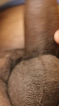 La moglie ha fatto un pompino che porta al sesso bollente con un forte gemito è stato riempito di figa con sborrata dentro