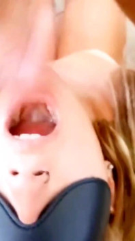 青少年第一次捆绑SM打在我脸上，深喉，分裂和吞精