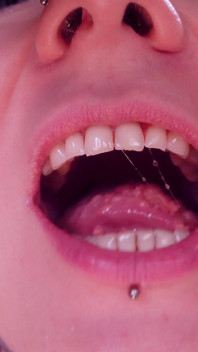 Tôn sùng thực phẩm: mukbang. Ăn kẹo popping trong găng tay y tá y tế Nitrile. Răng miệng tôn sùng.