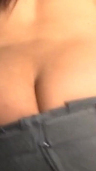 Morena peituda chupa seus pecados com gloryhole
