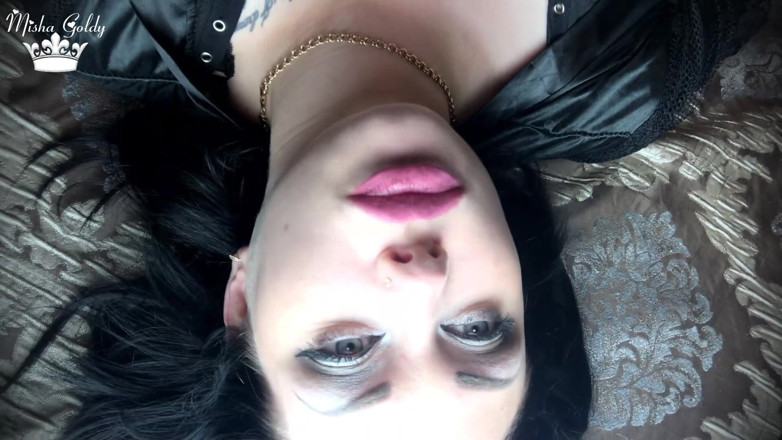 Goddess Misha Goldy: O uriașă sexy te atârnă deasupra gurilor ei flămânde înainte de...