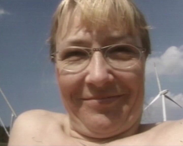 BB Video - Vintage Story: Bionda matura si masturba in un campo