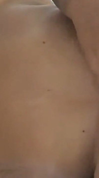 큰 뚱뚱한 엉덩이에 오일을 바르기