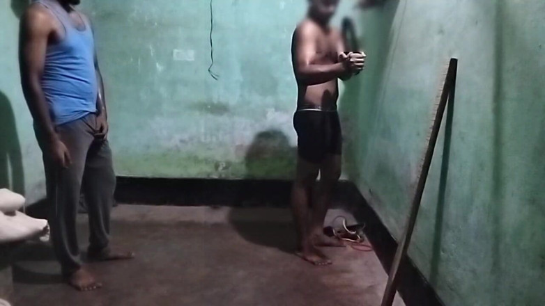 Desi Tits: Cowok gym pertama kali ngocok sambil masturbasi