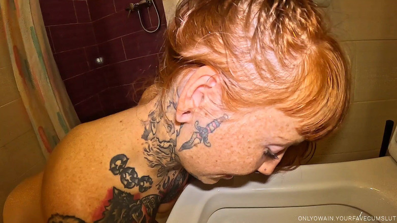 Yourfavecumslut: Голодную до писсы шлюшку используют