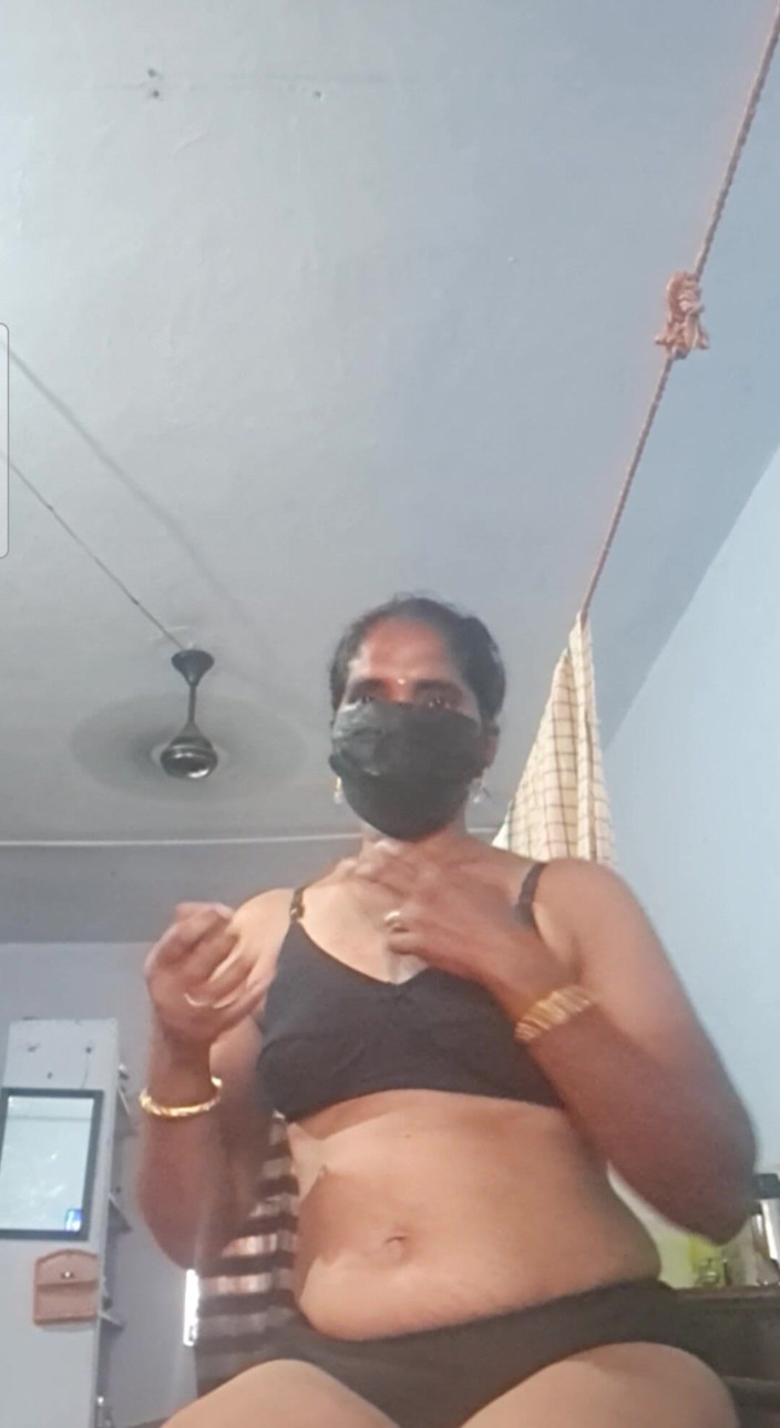 Jayaselvi: Tante Tamil fingering dan kencingnya lewat