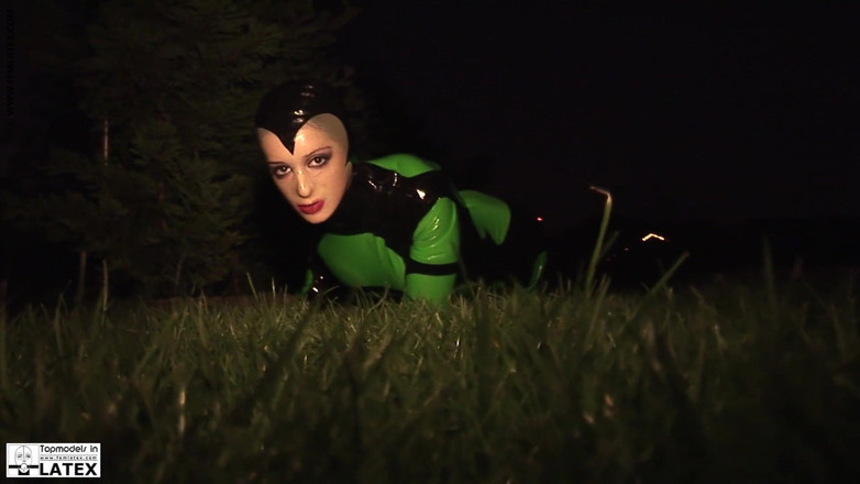 Fem Latex: Modella magra si masturba in tuta di lattice attillato