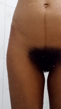 Une fille sexy aimante veut baiser en se baignant