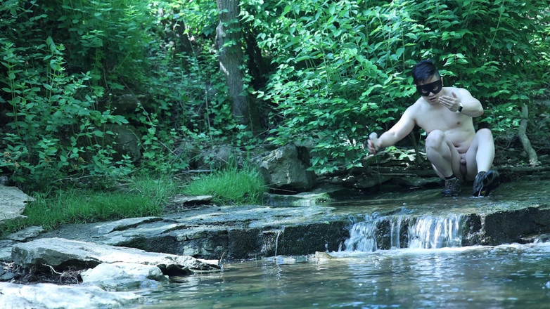 barenakedboy: Flexionando junto a la cascada, tratando de escabullirse un momento...