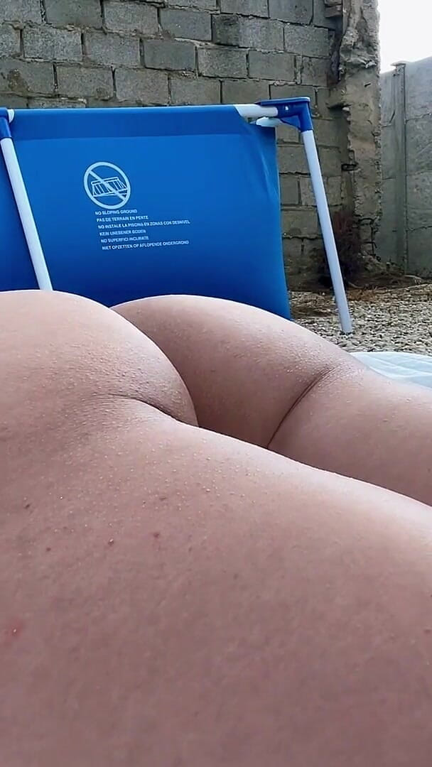 Tanning and Farting Hard (Iamdirtydoll)