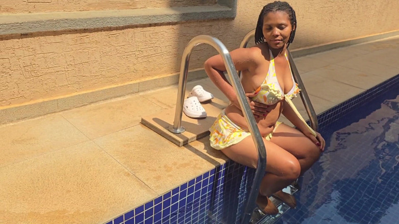 Jocci lena: Mulher rica se masturba em sua piscina
