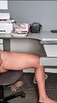 Travestito con un enorme pene che mostra i suoi 23 cm