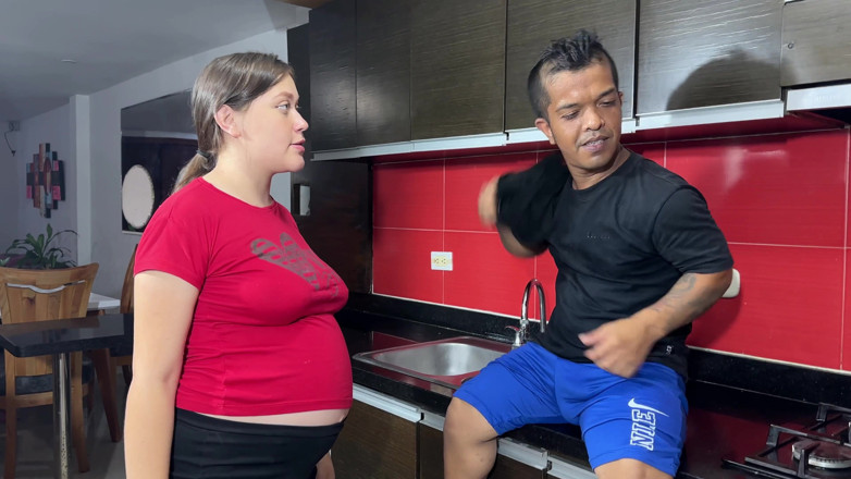 Julianaburning: Je vois que ma demi-sœur enceinte sexy est dans la...