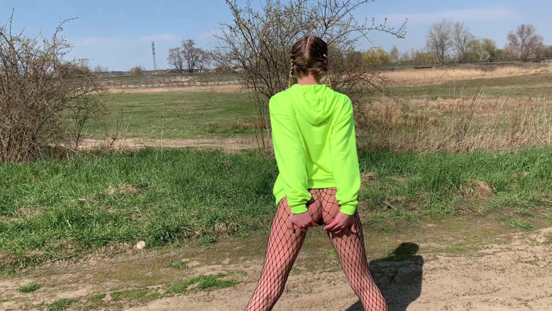 Claudia Macc: Triple pissing outdoor