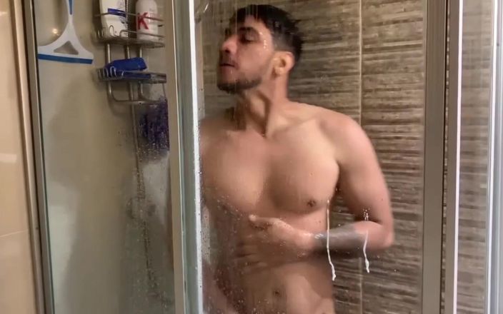 Milk Productions: Tercer twink hetero entra a la ducha y se prepara...