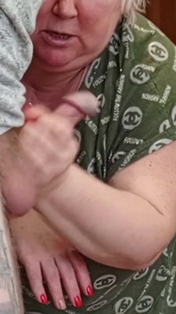 Komm in den mund der stiefmutter, nachdem sie wichsen und blowjob haben