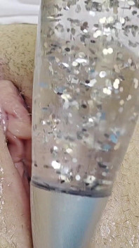 Она проскальзывает в мою грязную киску