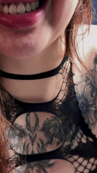 Bajo Mi Peso: Diosa Straddle, Saliva Y Adoración De Pedos