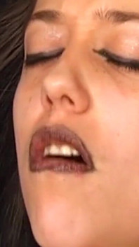 Reife brünette MILF erträgt wäscheklammern, muschi necken