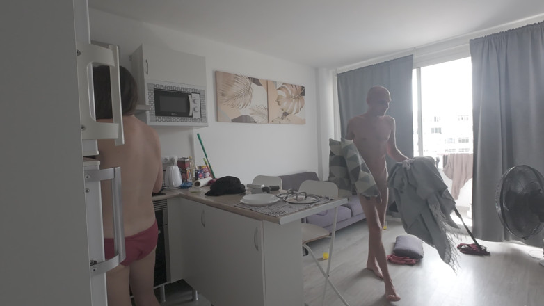 SkinnyWithAHugeDick: How I Went From Tidying the House to Have Cum...